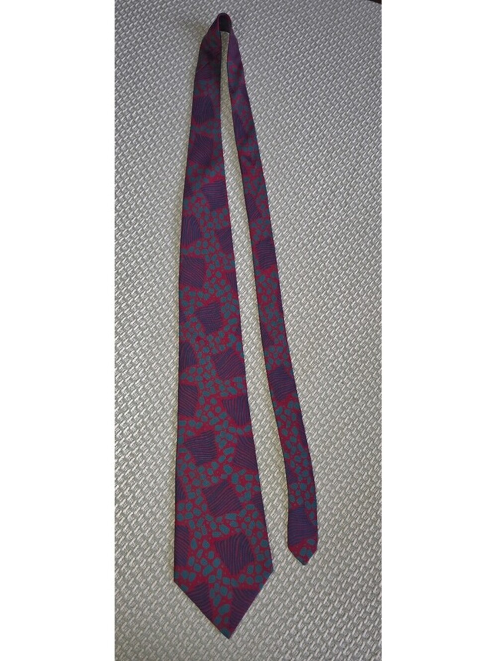 Vintage Claiborne men's necktie in Abstract color pattern
